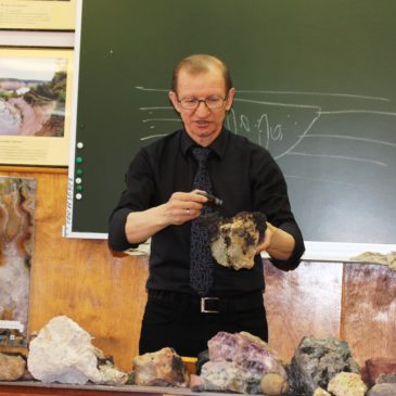 В преддверие Дня геолога в Музее геологии ВоГУ прошла очередная встреча в рамках проекта “Литературная минералогия”.