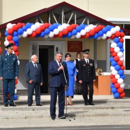 Председатель Управляющего совета РГО Юрий Воробьев поздравил вытегорских кадетов с Днем знаний.