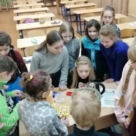 В рамках курса “Химия вокруг нас” школьники поставили очередной эксперимент