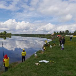 Школьники из двух регионов приняли участие в фестивале детской рыбалки на реке Молога